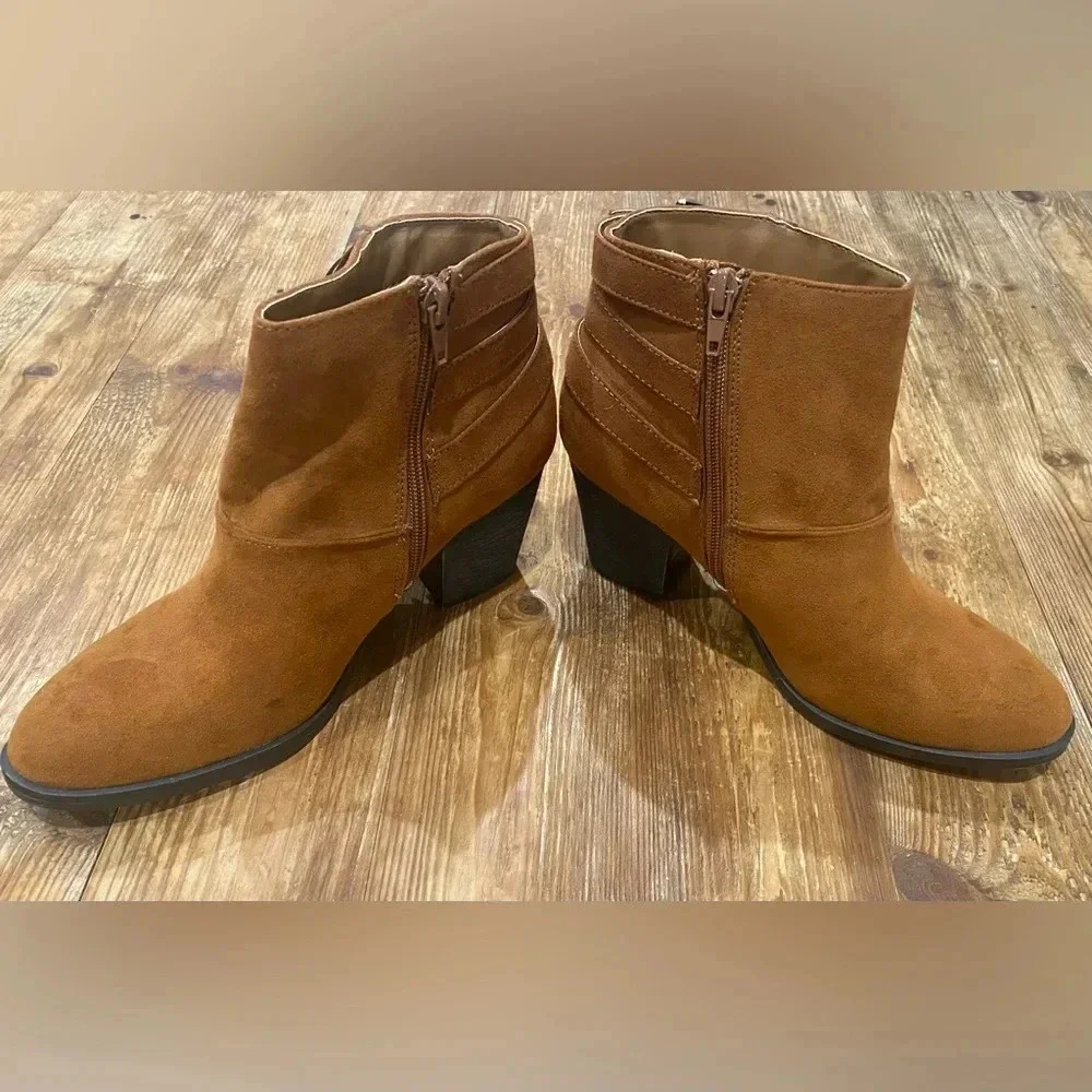 Bamboo Women’s Avenge Carmel Brown Faux Suede Ankle Western‎ Boots Heel 7.5 NEW